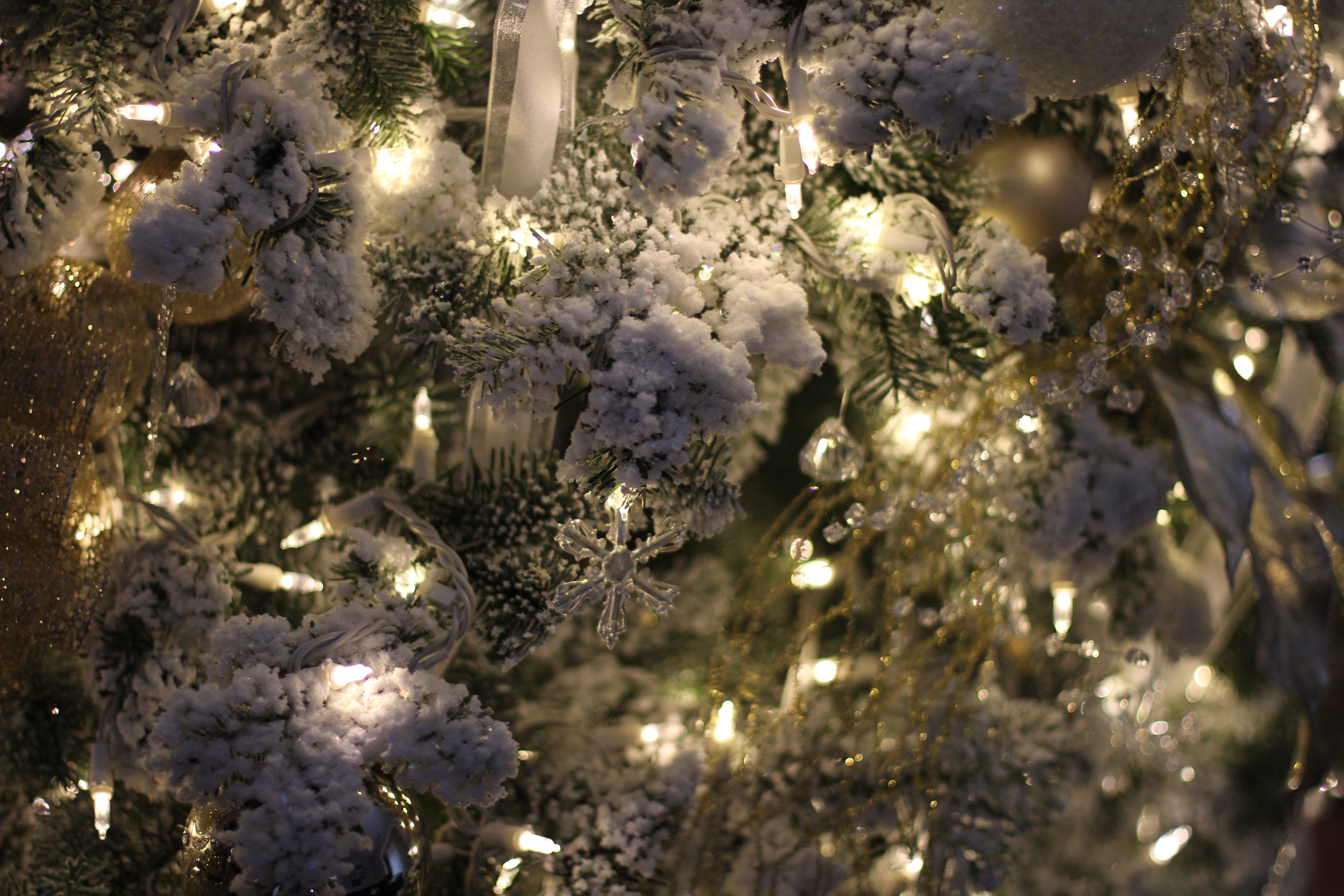 SnoFlock Premium, Genuine Original Snow Flocking Powder — 5 Pound Box [2.27kg] image 8